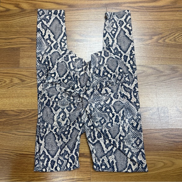 Snake Skin Pattern Butt Scrunch Leggings Size Small - Picture 1 of 4
